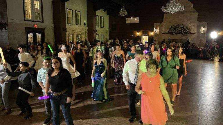 Latin Bilingual Quinceanera DJ Near Houston at Oaks at Oak Tree Rosharon